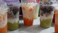 Berjualan pada gerobak dorong sederhana, es pokat Mam Avril menjadi andalan di Jalan Minangkabau Dalam No.28, Setiabudi, Jakarta Selatan. Harga per gelas es pokatnya bisa dipesan mulai dari Rp 10.000an. Foto: Istimewa