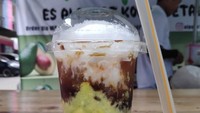 Racikan es alpukat kocok yang kental dan menyegarkan di sini bisa dibeli mulai dari Rp 8.000an. Lokasi Es Alpukat Kocok Betawi dapat disambangi di Jalan Sawangan PErmai No.57, Depok. Foto: Istimewa