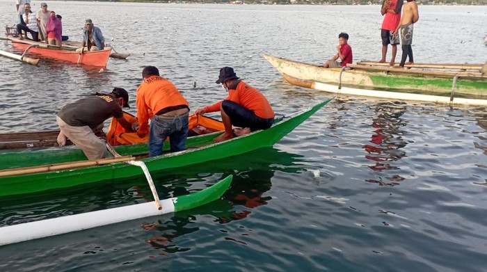 Evakuasi terhadap seorang warga ditemukan tewas mengapung di laut Jeneponto. Dokumen Istimewa