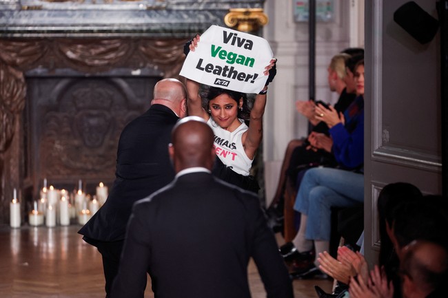 Kehadiran pendemo di sela-sela fashion show itu sepertinya tak memengaruhi Victoria Beckham. Desainer yang dikenal sebagai personel Spice Girls itu tetap senang bisa menghadirkan koleksi terbarunya di Paris Fashion Week. Foto: REUTERS/Gonzalo Fuentes