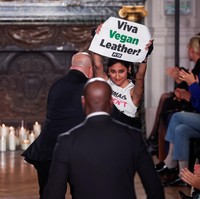 Kehadiran pendemo di sela-sela fashion show itu sepertinya tak memengaruhi Victoria Beckham. Desainer yang dikenal sebagai personel Spice Girls itu tetap senang bisa menghadirkan koleksi terbarunya di Paris Fashion Week. Foto: REUTERS/Gonzalo Fuentes