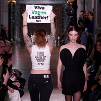 Pendemo yang tiba-tiba muncul di tengah fashion show koleksi Victoria Beckham itu adalah aktivis pecinta binatang PETA. Pendemo melakukan protes terhadap penggunaan kulit binatang dalam produk-produk fashion istri David Beckham itu. Foto: REUTERS/Gonzalo Fuentes