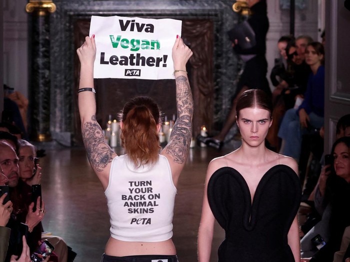An activist from the animal rights group PETA (People for the Ethical Treatment of Animals) protests in front of Victoria Beckham during her Fall-Winter 2024/2025 Womens ready-to-wear collection show at the Paris Fashion Week, in Paris, France, March 1, 2024. REUTERS/Gonzalo Fuentes     TPX IMAGES OF THE DAY