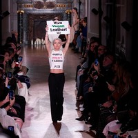 Victoria Beckham diketahui menggunakan kulit hewan pada busana dan tasnya. Dia menjual produk yang menggunakan kulit Nappa (dari domba) dan anak sapi. Foto: REUTERS/Gonzalo Fuentes