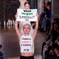 Para pendemo membawa tulisan yang menyuarakan agar brand-brand termasuk Victoria Beckham setop memakai kulit binatang. “Viva vegan leather!” dan “Animals aren’t fabric” adalah dua kalimat yang ditulis pendemo dalam poster yang mereka bawa. Foto: REUTERS/Gonzalo Fuentes