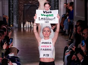 Peragaan Busana Victoria Beckham di Paris Didemo Aktivis Hewan