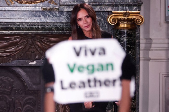 Sedangkan tim PETA melalui Instagram dan X kembali menyampaikan protesnya pada Victoria. “Berikan sentuhan unik pada koleksimu, @victoriabeckham, dengan kulit sintetis berkualitas tinggi yang ramah lingkungan dan etis yang terbuat dari apel, anggur, nanas, dan jamur. Hewan bukanlah kain,” tulis PETA dalam unggahannya. Foto: REUTERS/Gonzalo Fuentes