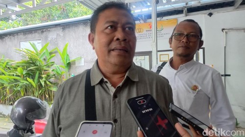 Foto: Caleg DPRD Kabupaten Buleleng Putu Mangku Budiasa melaporkan petugas KPPS di TPS 13 Desa Panji, Kecamatan Sukasada ke Bawaslu Buleleng, Senin (4/3/2024) sore. (Made Wijaya Kusuma/detikBali)