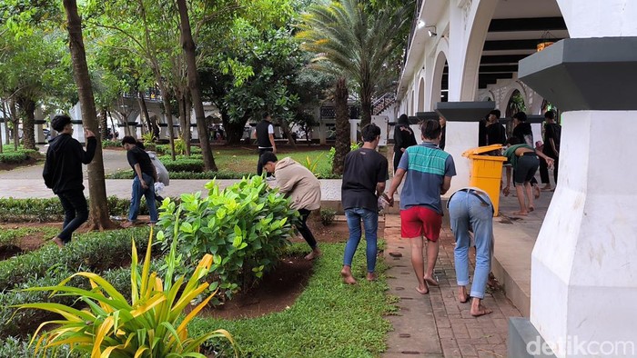 Gangster Gresik bersihkan alun-alun