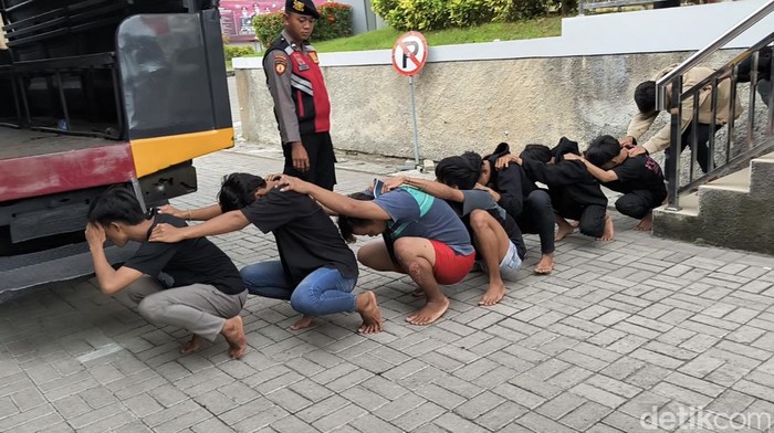 Gangster Gresik bersihkan alun-alun Gangster Gresik bersihkan alun-alun