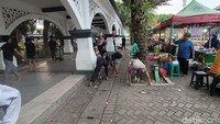Mereka juga membersihkan sampah-sampah di area PKL Alun-alun Gresik. Pedagang di sana pun senang karena lingkungan sekitar jadi lebih bersih. Foto: Jemmi Purwodianto/detikJatim