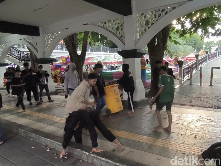 Tunduknya Gangster Gresik Dihukum Bersihkan Alun-alun