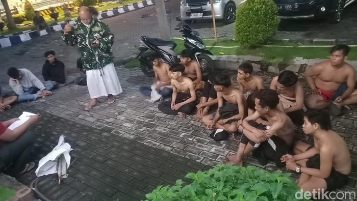 Gangster Gresik bersihkan alun-alun