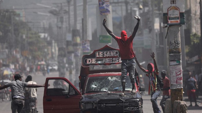 Gangster Serang Penjara di Haiti, Ribuan Napi Kabur A view shows vehicles damaged by fire during a protest against Prime Minister Ariel Henry's government and insecurity, in Port-au-Prince, Haiti March 1, 2024. REUTERS/Ralph Tedy Erol