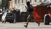 Haiti telah dilanda kemiskinan selama beberapa dekade akibat kemiskinan, kekerasan, ketidakstabilan politik, dan bencana alam yang berulang, namun negara ini semakin terjerumus ke dalam kekacauan dengan pembunuhan presiden Jovenel Moise pada tahun 2021.