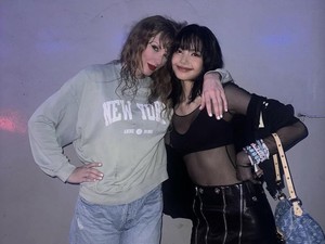 Nonton The Eras Tour Singapura, Lisa BLACKPINK Pamer Foto Bareng Taylor Swift