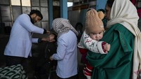 Ratusan stan polio telah didirikan untuk memastikan tidak ada anak yang memenuhi syarat yang terlewati. 