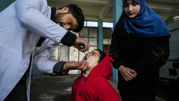 A government health worker administers polio drops to a child in Srinagar, Indian controlled Kashmir, Sunday, Mar. 3, 2024. India eradicated polio more than a decade ago after successfully implementing a polio immunization programme adopted in 1995. (AP Photo/Mukhtar Khan)