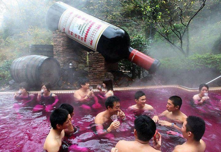 Gokil! 5 Kolam Pemandian Ini Isi Air Cokelat dan Kuah Hotpot