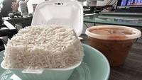 Memesan makanan secara online, seorang netizen bagikan porsi makan yang diterimanya. Ada nasi menggunung memenuhi styrofoam hingga sulit ditutup. Foto: Bored Panda