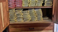 Niatnya, netizen ini hanya ingin membeli mie instan lebih banyak agar mendapat potongan biaya ongkos kirim. Tak disangka ia malah dikirimkan produk mie yang melimpah. Foto: Bored Panda