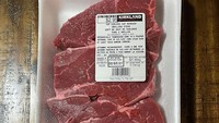 Bebelanja di supermarket, netizen ini tak menyangkat mendapatkan harga murah untuk sepaket daging segar. Harganya hanya Rp 45.000 dengan isian 4 potong yang besar-besar. Foto: Bored Panda