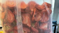 Membeli sekotak sereal buah di supermarket, ada netizen yang kegirangan saat membukanya. Komposisi buah keringnya 80% lebih banyak dari serealnya. Foto: Bored Panda