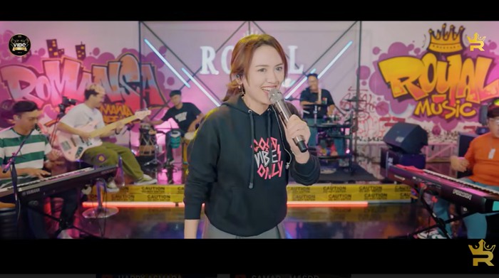 Happy Asmara menyanyikan lagu Samar.