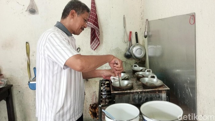 Haryanto penjual surabi solo di Bandung.