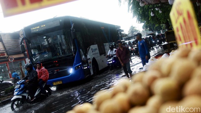 Hujan, Kawasan Pasar Induk Kramat Jati Tergenang Jalan Raya Bogor tepatnya di depan Pasar Induk Kramat Jati tergenang imbas hujan deras yang mengguyur Jakarta, Senin (4/3/2024). Arus lalu lintas pun tersendat.