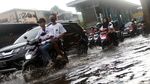 Tergenang, Lalin Kawasan Pasar Induk Kramat Jati Tersendat