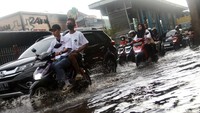 Pengendara tetep nekat melintas meski jalan tersebut tergenang air.