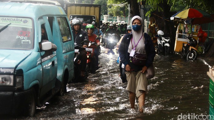 Jalan Raya Bogor tepatnya di depan Pasar Induk Kramat Jati tergenang imbas hujan deras yang mengguyur Jakarta, Senin (4/3/2024). Arus lalu lintas pun tersendat.