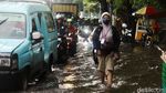 Tergenang, Lalin Kawasan Pasar Induk Kramat Jati Tersendat