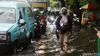 Genangan air tersebut membuat jalan menjadi macet.
