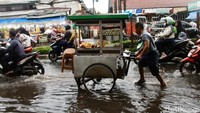 Genangan air ini muncul di depan Pasar Induk Kramat Jati arah PGC.