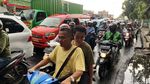 Tergenang, Lalin Kawasan Pasar Induk Kramat Jati Tersendat