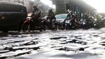 Tergenang, Lalin Kawasan Pasar Induk Kramat Jati Tersendat