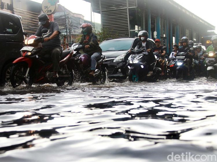 Tergenang, Lalin Kawasan Pasar Induk Kramat Jati Tersendat