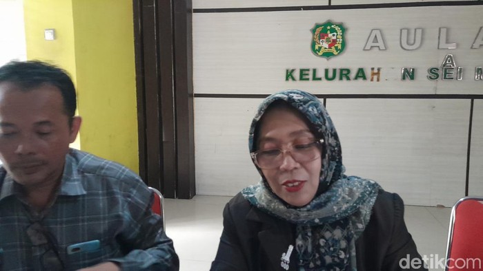 Humas Global Prima National Plus School, Devi saat memberikan keterangan di Kantor Sei Mati. (Nizar Aldi/detikcom)