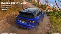 Hyundai Creta N Line hadir dengan pilihan warna thunder blue yang menggunakan atap warna hitam. Sejumlah aksen merah di bagian bumper depan, side skirt, dan juga pada kaliper rem, membuat tampilan mobil ini jadi lebih sporty. Foto: Dok. Hyundai India