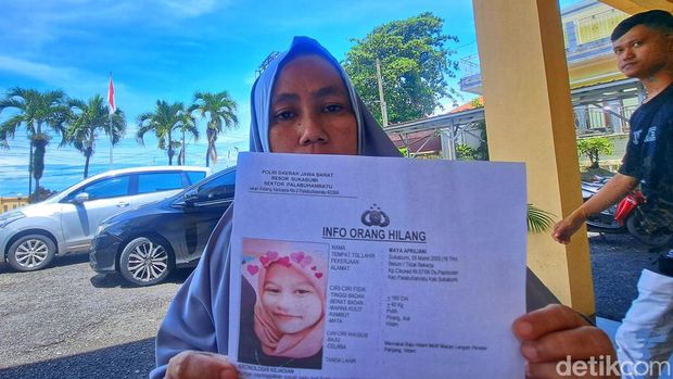 Ida memperlihatkan kertas informasi orang hilang yang dibuat di Polsek Palabuhanratu