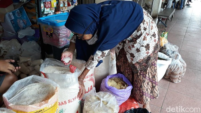 Ilustrasi pembeli beras di Pasar Bantul.