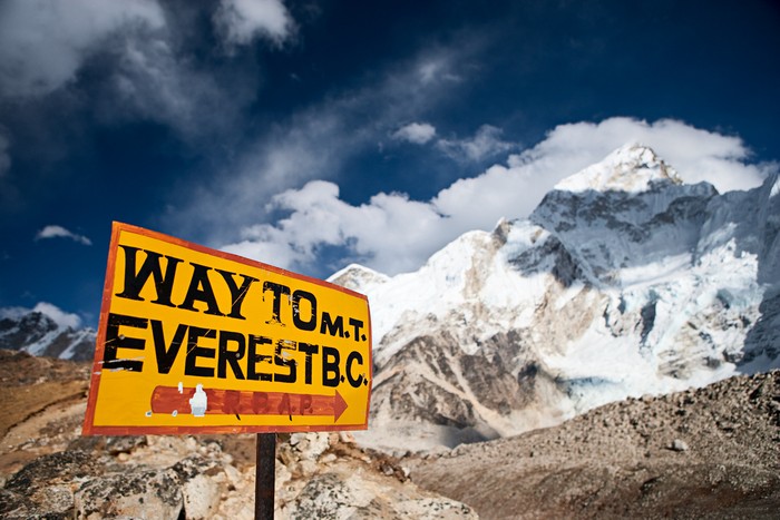 Ilustrasi pendakian Gunung Everest