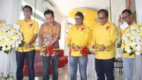 Peresmian ini dilakukan oleh (ki-ka) SVP Head of Region Inner Jakarta Shatya Framudia, SVP Head of Circle Jabotabek Chandra Pradyot Singh dan SVP Head of Region Outer Jakarta Eric Danari.