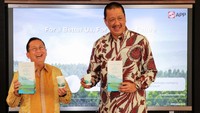 Managing Director APP Group Suhendra Wiriadinata (kiri), menjelaskan contoh produk kemasan ramah lingkungan menggunakan bahan kertas dari Enza & Foopak kepada Direktur Utama Garuda Indonesia Irfan Setiaputra sebagai bagian dari inisiatif penerbangan hijau di Jakarta. Inisiatif ini bukan hanya tentang mengurangi dampak lingkungan, tapi juga menunjukkan kepemimpinan dalam inovasi dan keberlanjutan industri penerbangan.