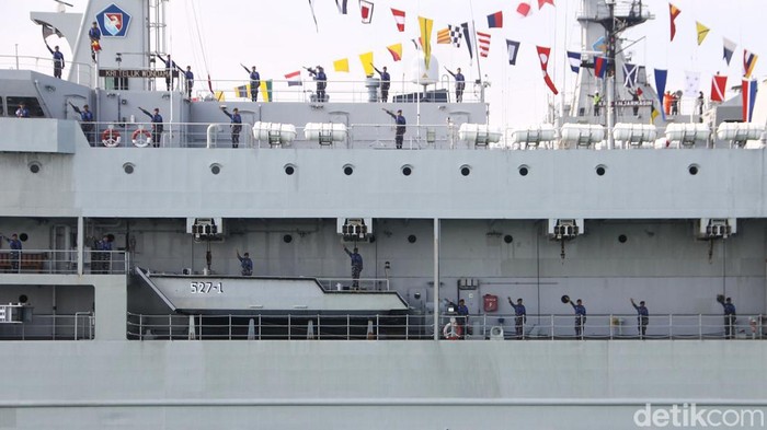 Inpeksi kapal perang di Koarmada II Surabaya