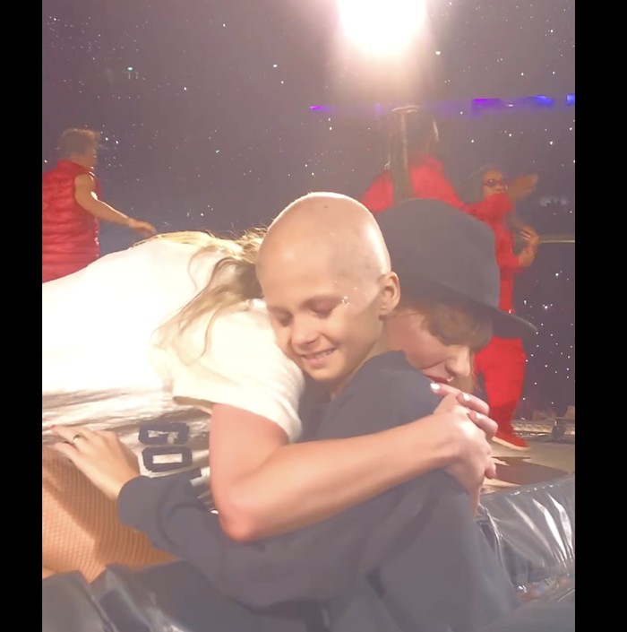 Terharu! Ini Momen Pejuang Kanker Dapat Topi dari Taylor Swift saat Konser
