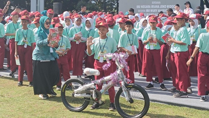 Iriana Jokowi-Wury Maruf Ajak Anak SD Berdialog dan Bagikan Sepeda di Bogor