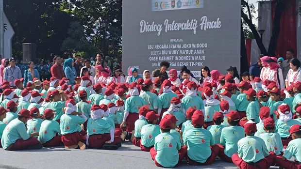 Iriana Jokowi-Wury Ma'ruf Ajak Anak SD Berdialog dan Bagikan Sepeda di Bogor